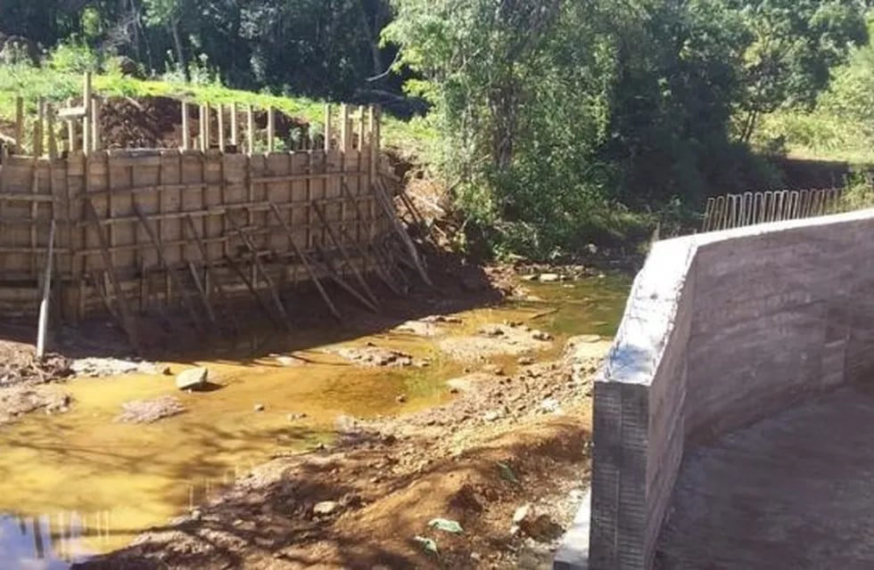 En San Vicente se construye el segundo puente sobre el arroyo Tamanduacito en el barrio Gauchito Gil