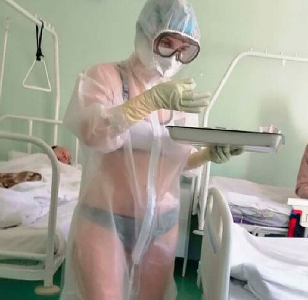 La enfermera aseguró que el traje protector le daba demasiado calor y solo podía resistirlo estando en ropa interior.