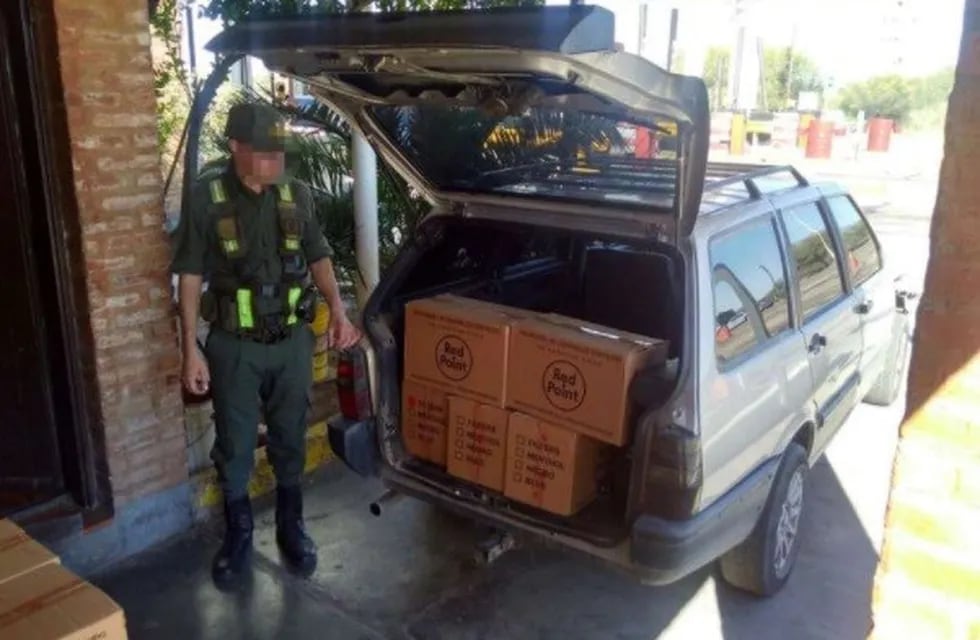 Gendarmería secuestró 37 cajas, cada una con 25 cartones que en su interior tenían 10 paquetes de cigarrillos de la marca Red Point, con un valor de 416.250 pesos.