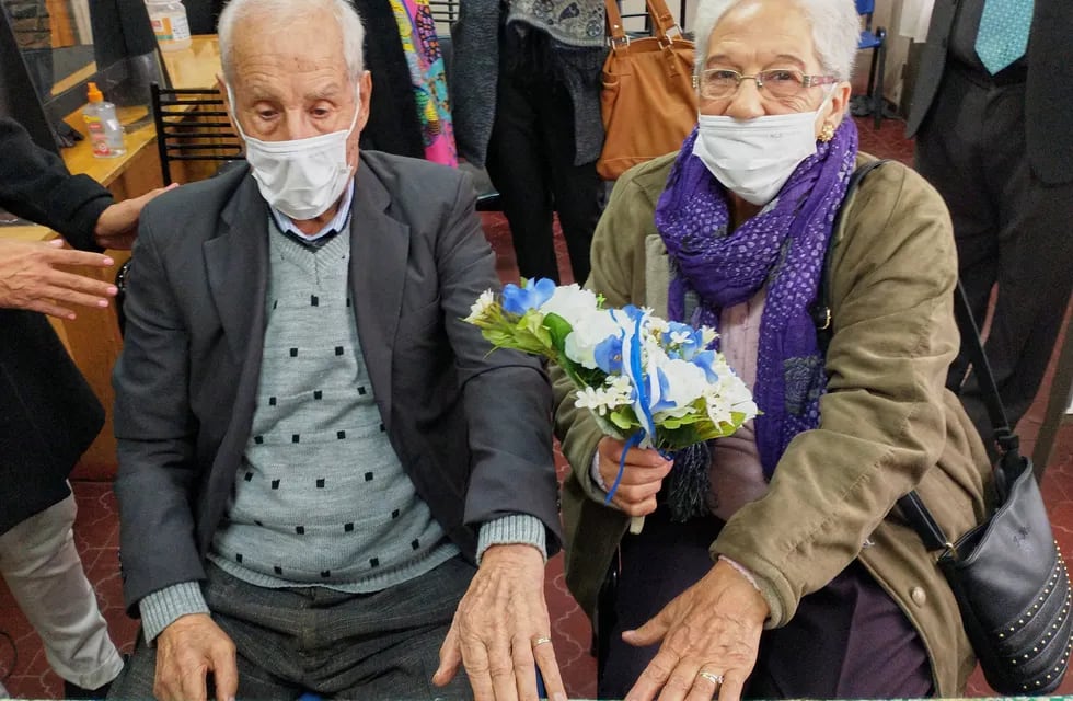 Norberto Máximo Castagnola, de 88 años, y de Irma Nieves Gopar, de 78 muestran orgullosos sus alianzas tras la ceremonia. Gentileza MLH