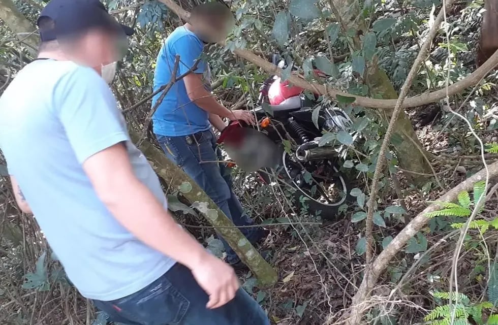 La motocicleta robada fue hallada en el monte.