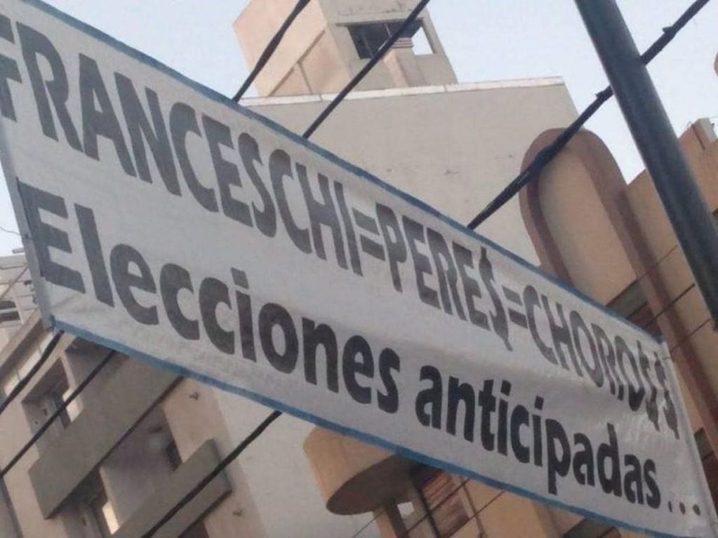 Los carteles que aparecieron en los alrededores de la cancha de Belgrano criticando a la actual gestión de Franceschi y al ex Armando Pérez. (Forza Belgrano)