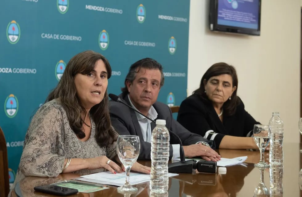 Los ministros de Salud, Gobierno y Turismo y Cultura  cuando hace un año anunciaron la emergencia sanitaria en Mendoza