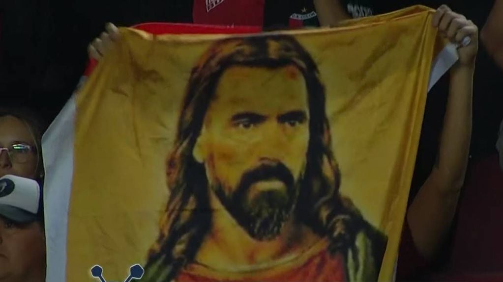 La bandera dedicada a Eduardo Domínguez pudo verse en la platea sabalera antes del comienzo del partido.