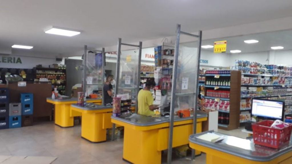 Los supermercados en cuarentena han tomado algunas medidas preventivas, como acrílicos para separar el cliente del cajero.