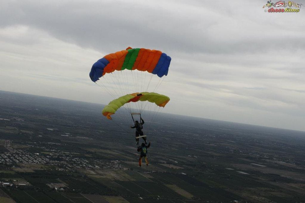 El accidente se produjo al colisionar dos paracaídas y desconstrolar el descenso. (Imagen ilustrativa)