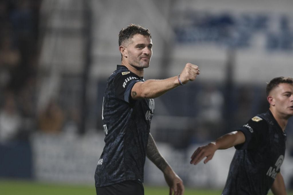 Belgrano le gana 2-0 a Gimnasia, en La Plata, con dos goles de Pablo Vegetti. (Federico López Claro / La Voz)