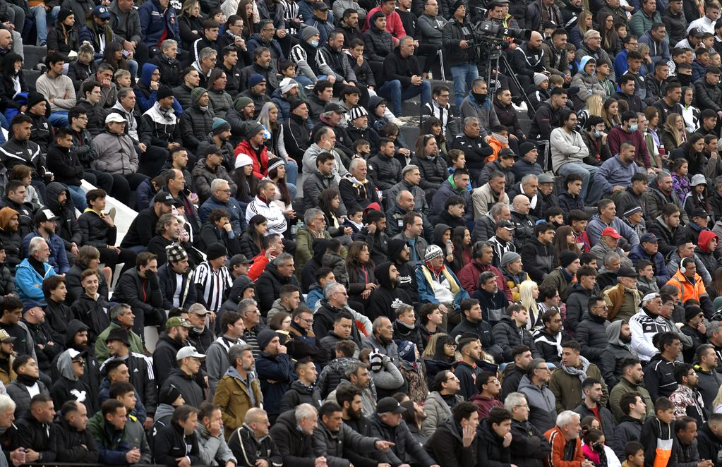 Superclásico del fútbol de Mendoza entre el Club Atlético Atlético  Gimnasia y Esgrima y el Club Sportivo Independiente Rivadavia. 
Foto: Orlando Pelichotti / Los Andes
