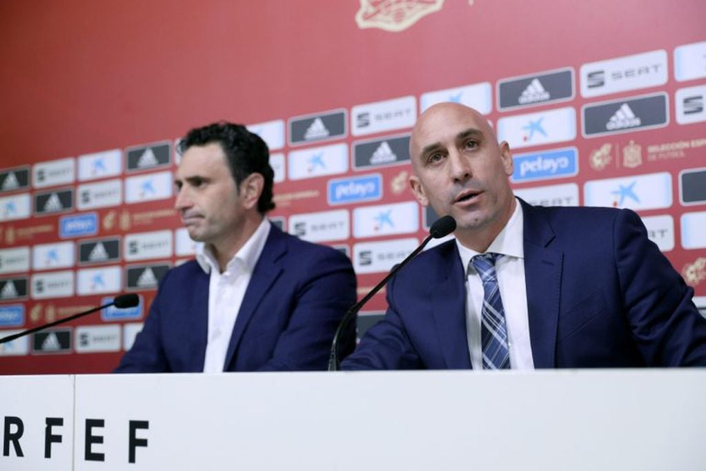 El presidente de la Federación Española de Fútbol (EFEF), Luis Rubiales, anunció la noticia acompañado por el director deportivo, José Francisco Molina. (Foto: Rodrigo Jiménez/EFE)