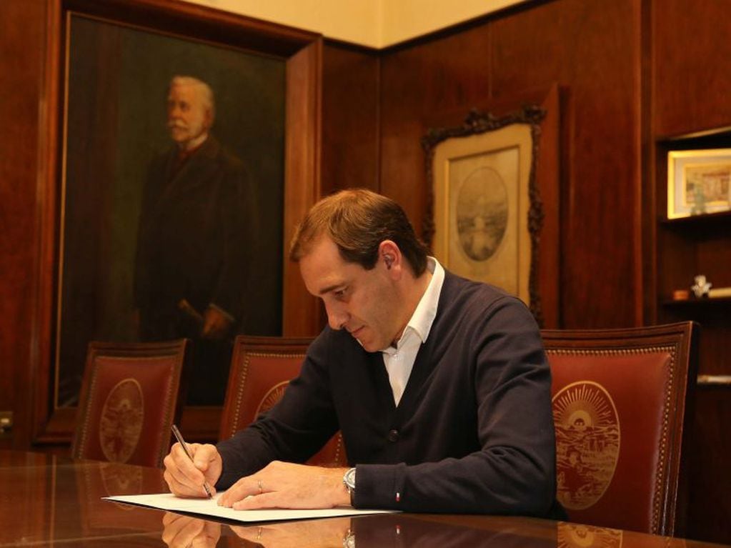 El intendente Julio Garro firmó un decreto para ampliar las actividades exceptuadas durante la cuarentena (Municipalidad de La Plata)