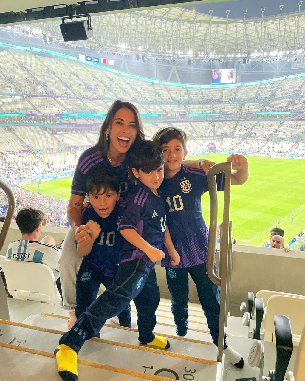 La esposa de Lionel Messi y sus tres hijos se sacaron la tradicional foto de final del partido.