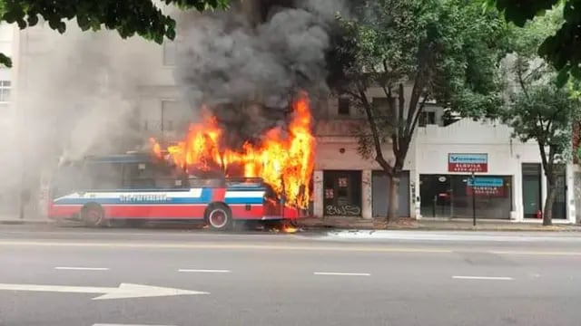 Se incendió un colectivo en Flores