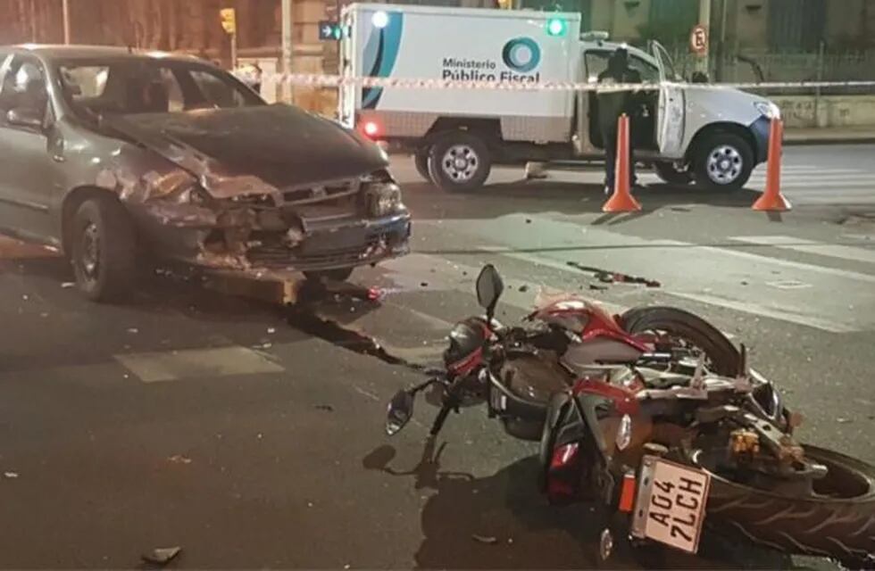 El accidente ocurrió en pleno centro de la ciudad de Córdoba, con el saldo fatal de un motociclista muerto.