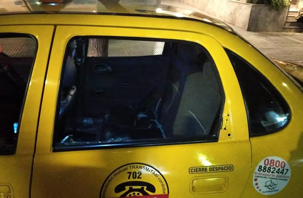 Así quedó el taxi atacado en barrio Nueva Córdoba (Policía de Córdoba).