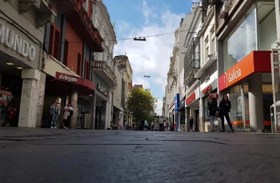 Los comercios de la peatonal Córdoba implementaron la limitación horaria por la baja en las ventas en tiempo de coronavirus. (Vía Rosario)