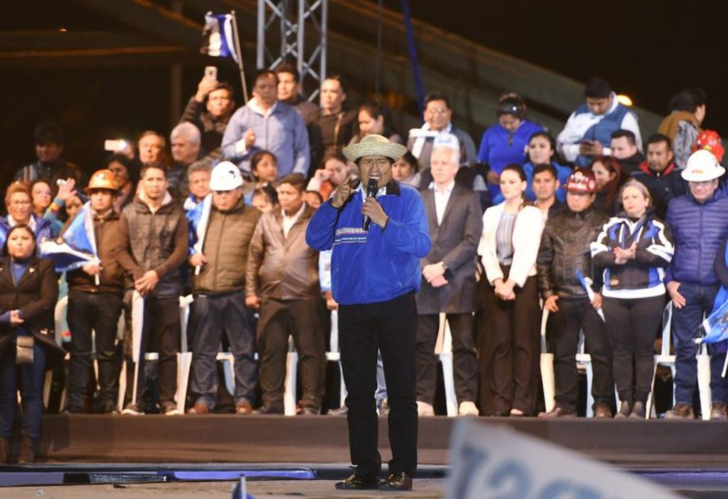 El presidente Evo Morales habla en Santa Cruz, Bolivia, en un acto de su campaña política rumbo a las elecciones generales del 20 de octubre.  REUTERS/Rodrigo Urzagasti