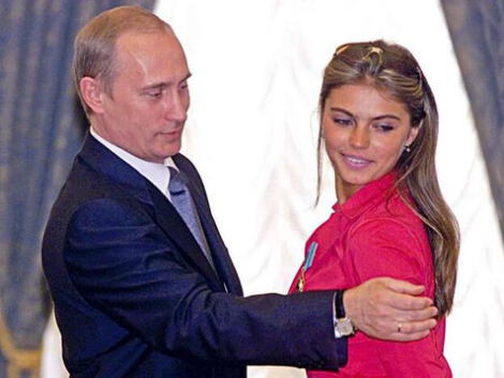 Alina Kabáyeva junto a Vladimir Putín.