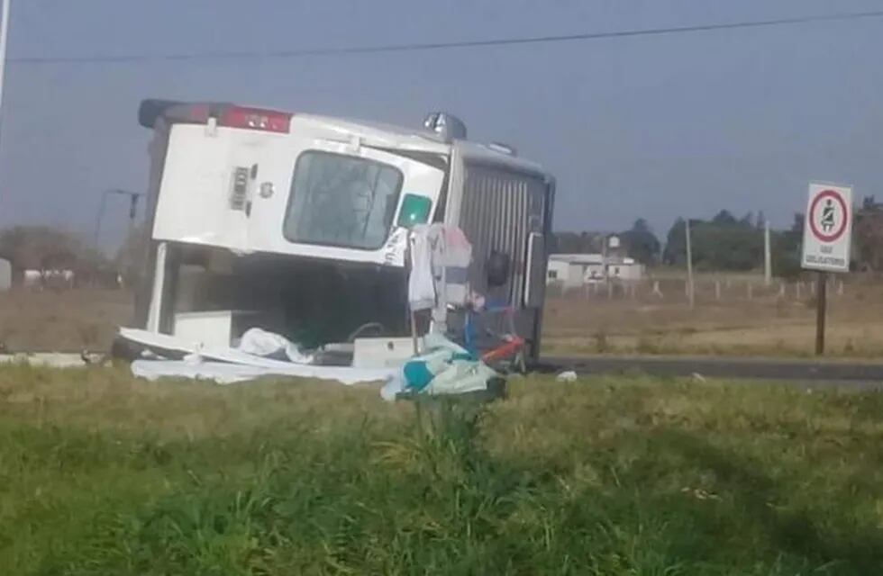 Una ambulancia terminó tumbada tras un vuelco con un automóvil en Paraná