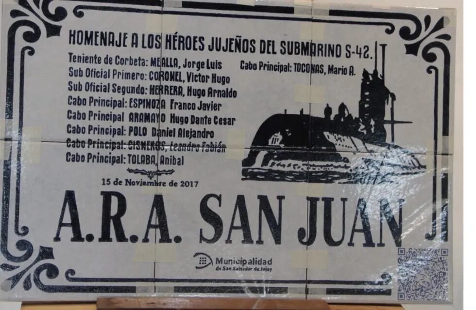 La placa lleva un código QR para poder leer la biografía de los tripulantes jujeños, lo mismo las otras catorce placas con los nombres de las calles que hacen referencia a próceres, grandes ilustres y acontecimientos históricos de la Argentina.