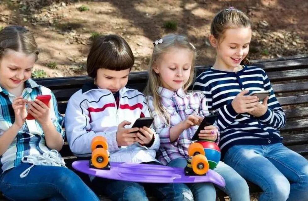 Niños con celular.