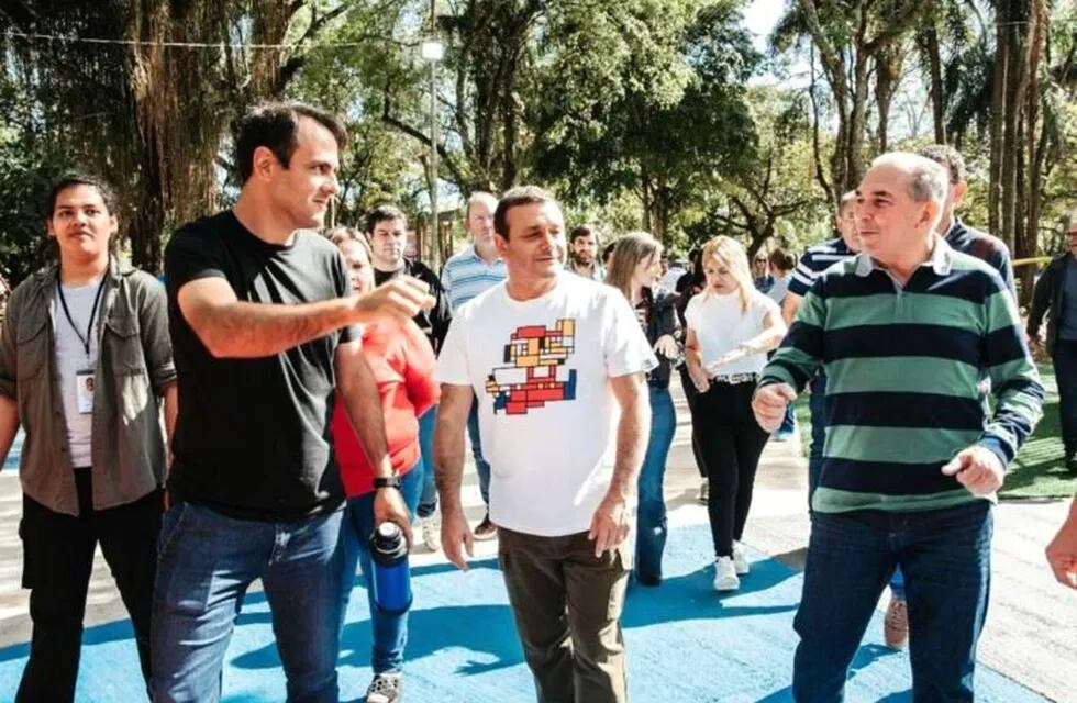 Autoridades visitaron las nuevas obras del Jardín Botánico. Entre ellos, Oscar Herrera Ahuad (gobernador Misiones) y Leonardo Stelatto (intendente Posadas)