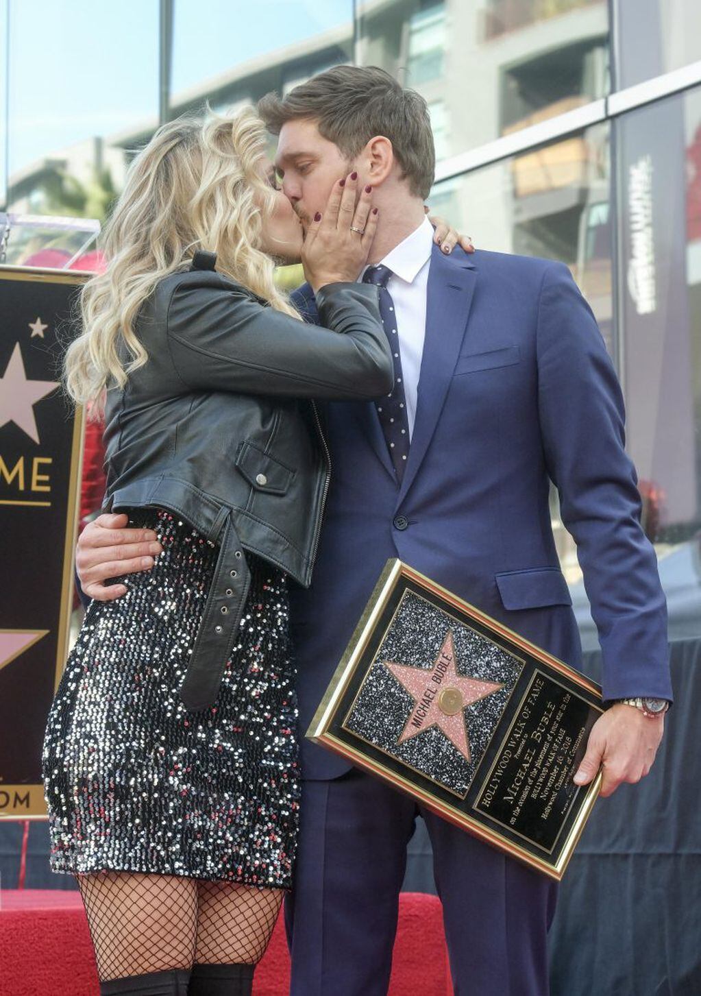 El cantante Michael Buble recibió su estrella en el Paseo de la Fama de Hollywood. (DPA)