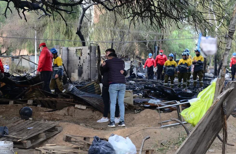 incendio en el asentamiento Las Tablas con una víctima fatal, un menor de 16 años. (José Hernández/La Voz)