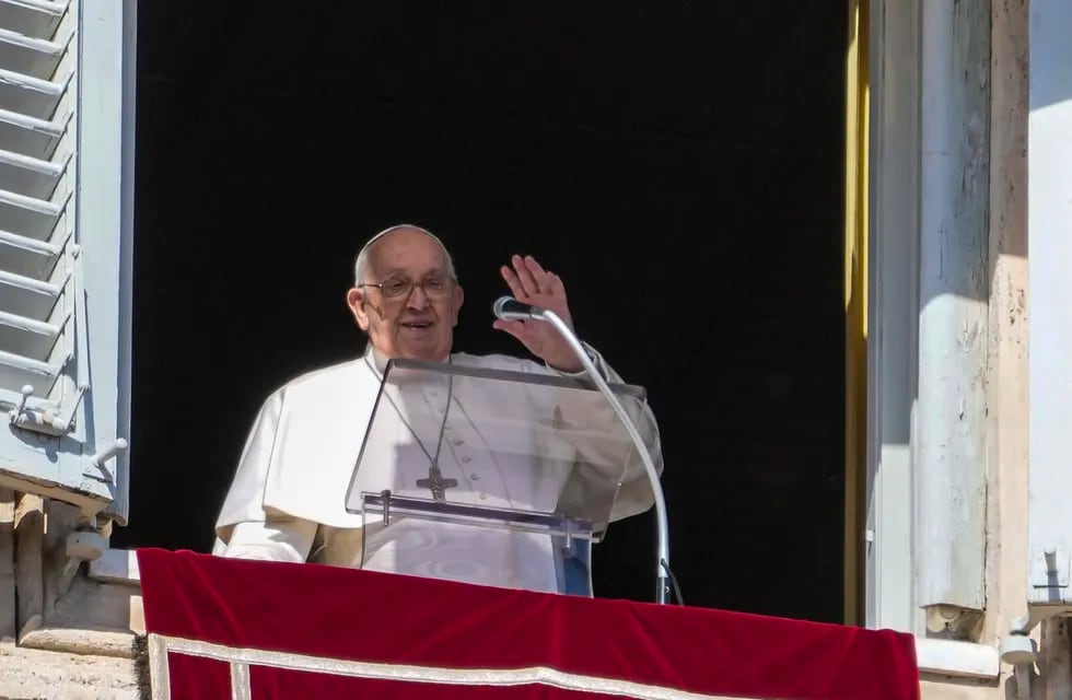 El papa Francisco en su ventana sobre la Plaza de San Pedro en el Vaticano, el 25 de febrero de 2024.