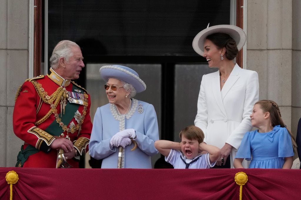 La Reina Isabel II junto a su familia durante el Jubileo de Plata. 
