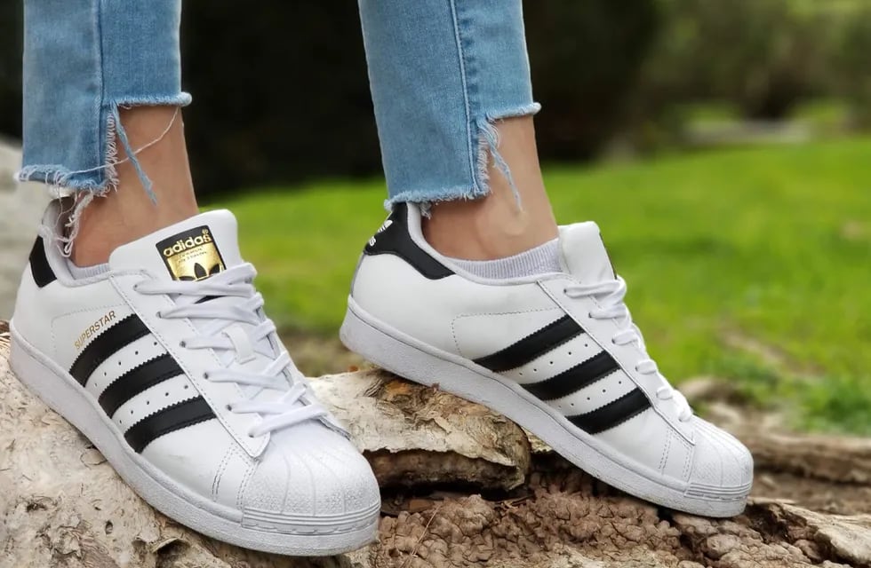 ¿Conviene comprar en Chile?: esto es lo que valen unas zapatillas Adidas.