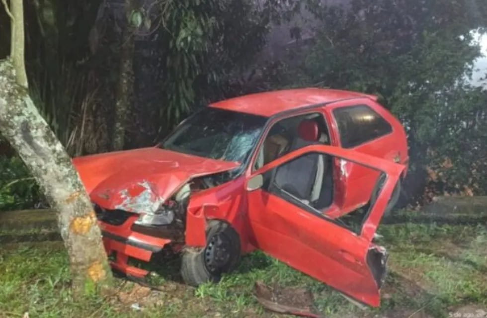 Se salvó de milagro: automóvil despistó y casi cae por un barranco en Puerto Iguazú.