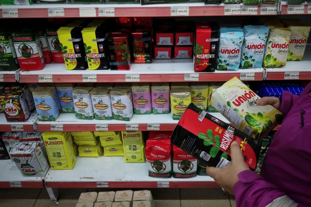 Una mujer hace compras en un supermercado en Buenos Aires (EFE)