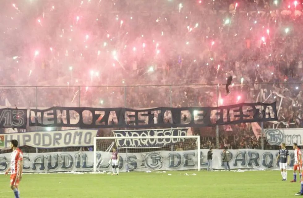 Afiche de hinchas de Independiente Rivadavia tras asegurar la permanencia.
