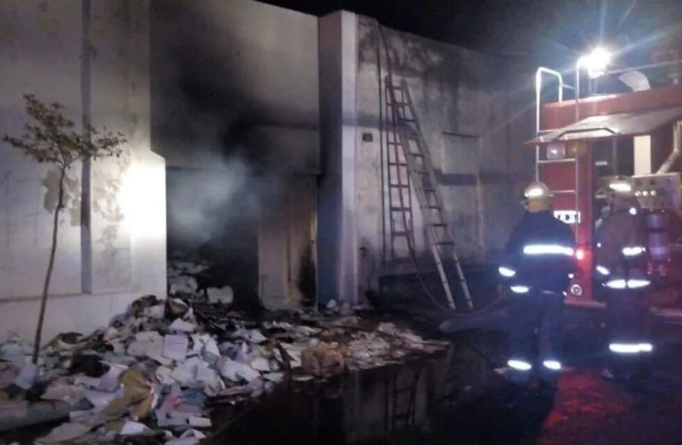 Bomberos de la Policía de San Luis trabajaron dos horas para sofocar el incendio.