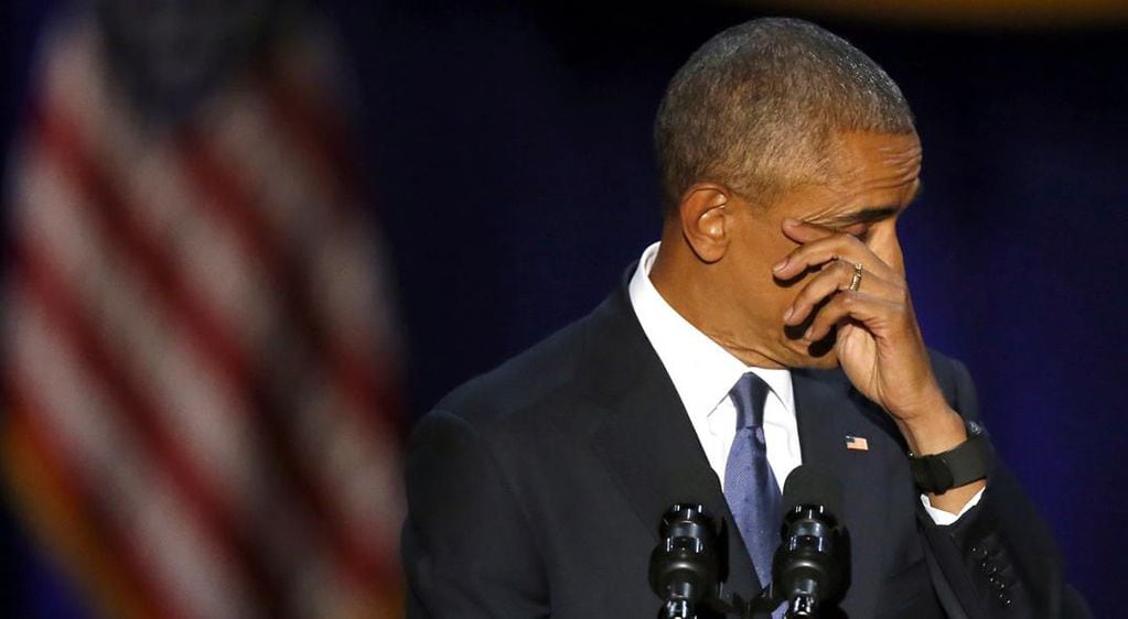 Visiblemente conmovido, Barack Obama transmitió un discurso televisado para hablar de la masacre. Foto Charles Rex Arbogast/AP.