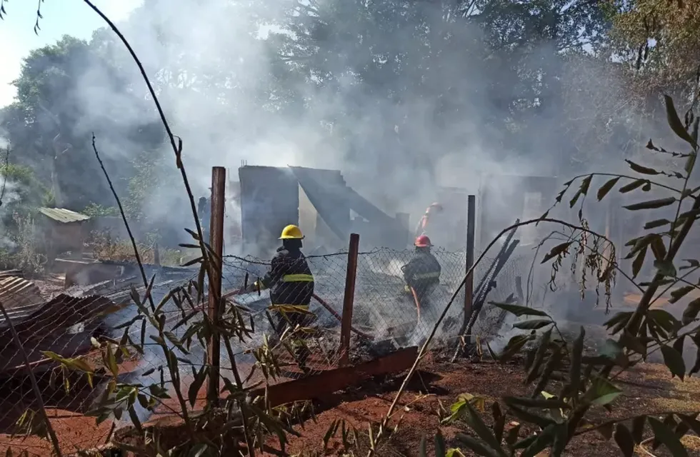 Puerto Iguazú: una familia numerosa quedó con lo puesto tras perder todo en un incendio.