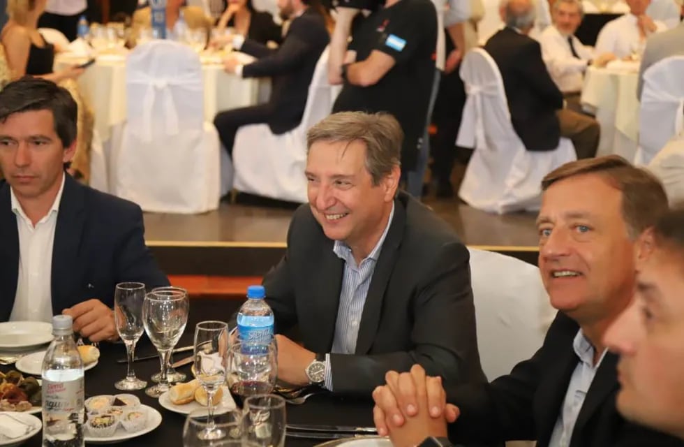 En la mesa cabecera, el intendente Emir Félix y el gobernador Rodolfo Suarez.
