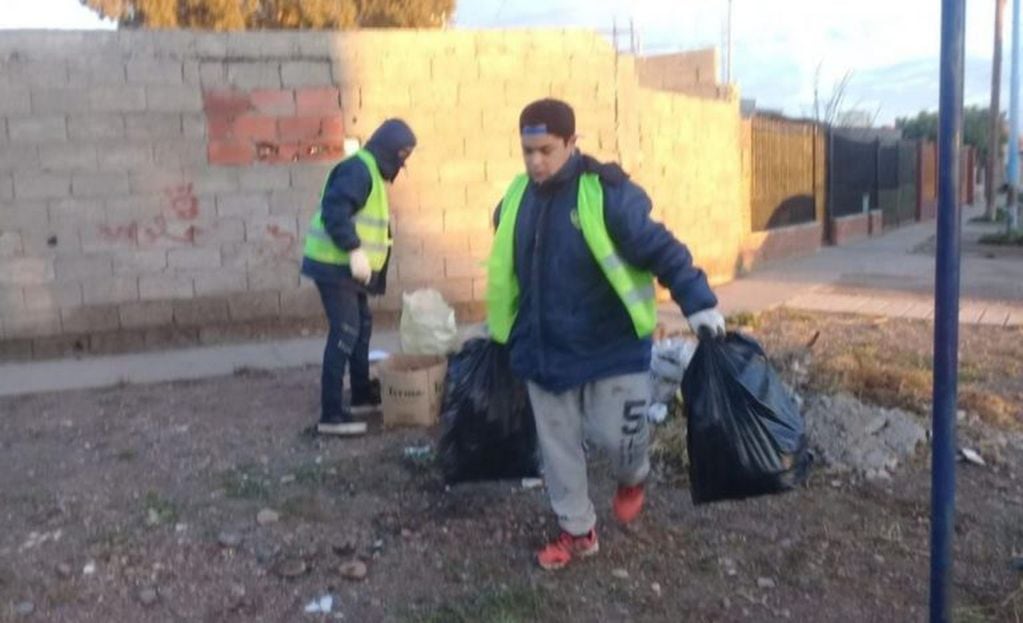 Realizaron trabajos de limpieza en los barrios Río Chubut, 2 de Abril y Luis Vernet.