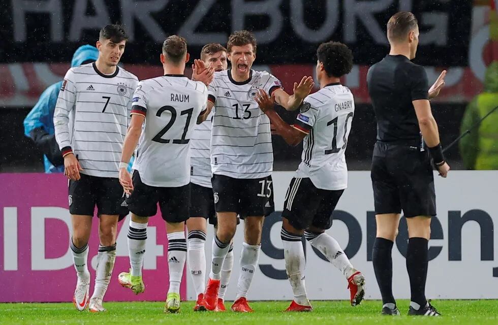 Alemania vistió una camiseta distinta en su partido contra Inglaterra. Foto: Vía País.