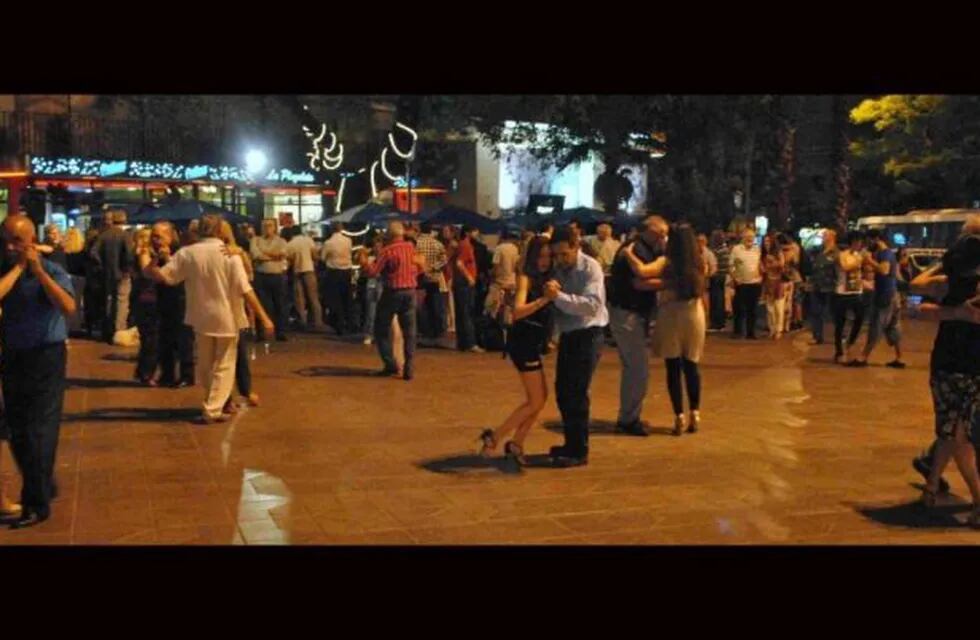 Milonga en ex Plaza Vélez Sársfield, Córdoba