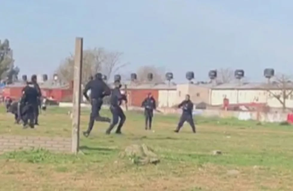 Cruce con balas y piedras entre vecinos de Beccar y policías que dispersaron un partido de fútbol clandestino (Captura)