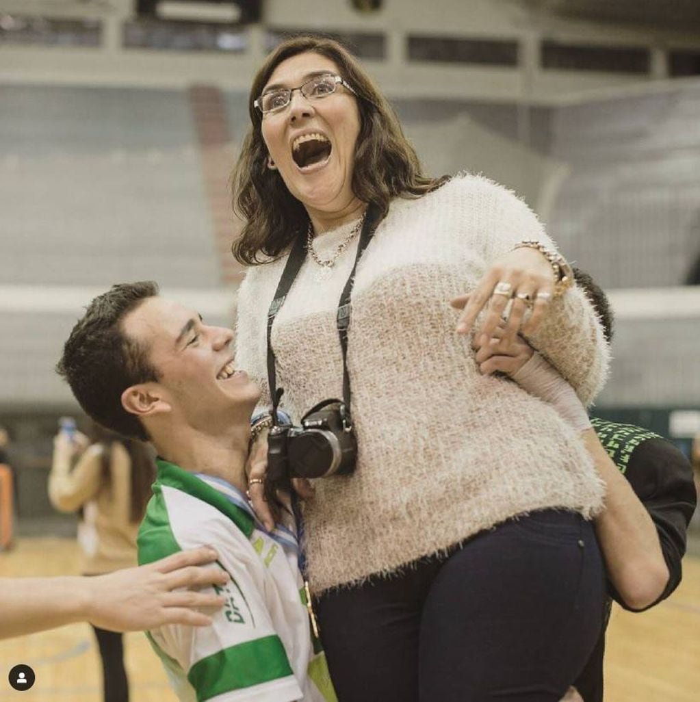 Lorena, la mamá de los Bridge, fue sorprendida por sus hijos en un torneo Argentino en el Cantoni.