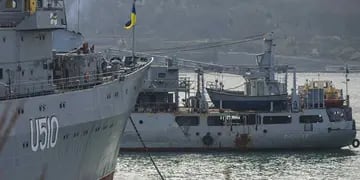 Bloqueado. Uno de los buques de bandera ucraniana decomisados por Rusia en el puerto de Sebastopol (AP).