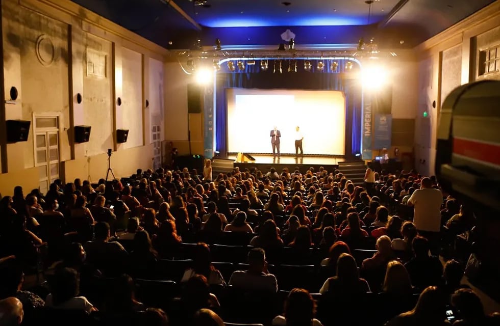 Ante más de 500 docentes se lanzó el programa Maipú libre de Bullying en el Teatro Imperial.