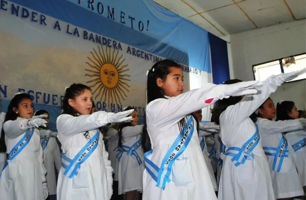 Promesa a la bandera de los niños de cuarto grado en Comodoro Rivadavia