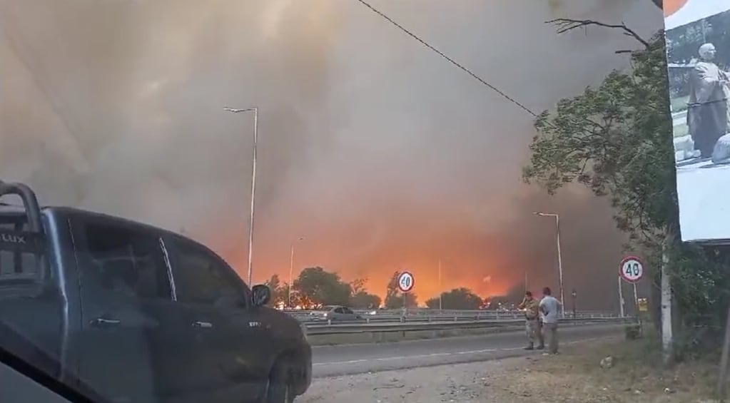 El incendio visto desde la ruta nacional 20. (Captura)