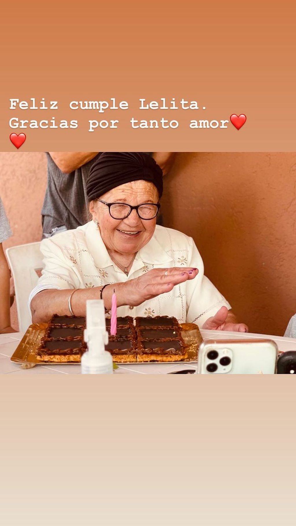 El festejo de "Lelita" en Rosario tuvo torta y velita incluida.