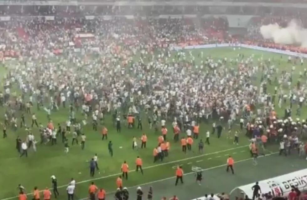 Feroz batalla campal entre hinchas del Besiktas y el Atiker en la final de la Supercopa de Turquía.