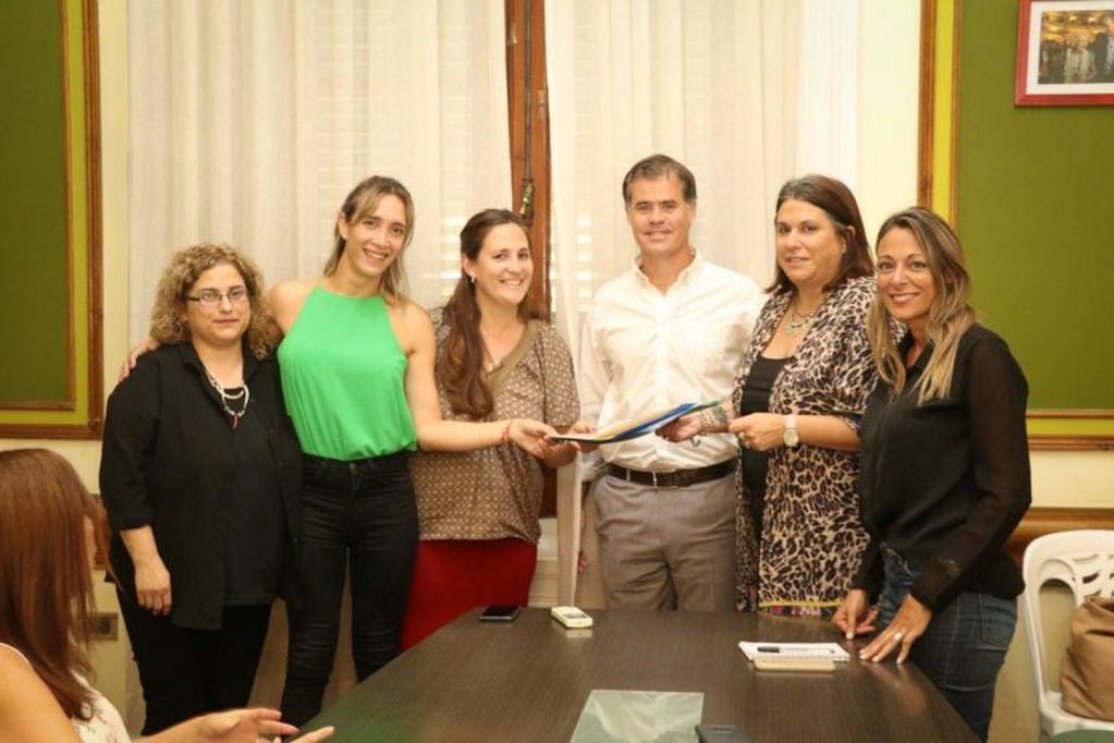 Manuela González  junto a Martín Piaggio intendente de Gualeguaychú, y funcionarios.
Crédito: Facebook