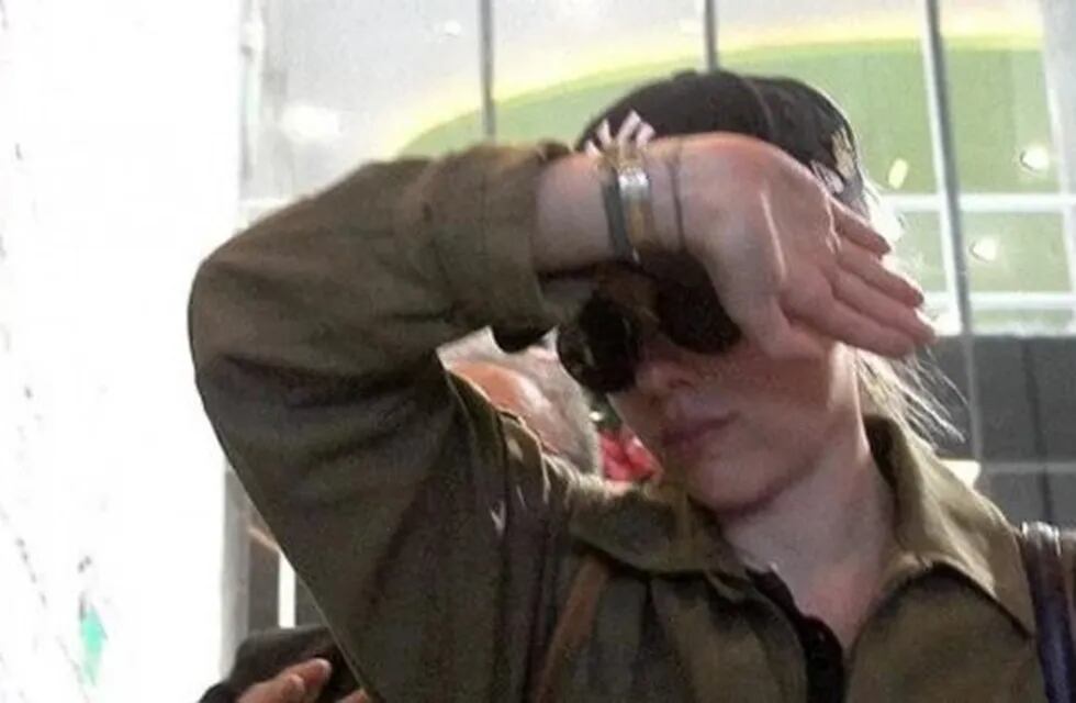 Scarlett Johansson aterrizó en Aeroparque y protagonizó un escándalo con los paparazzis que la aguardaban para fotografiarla.